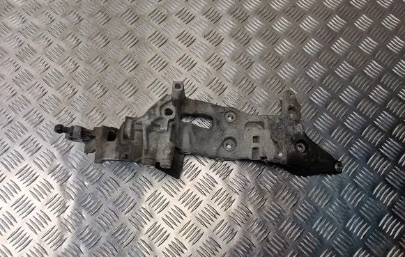 Volkswagen PASSAT B8 Generator/alternator bracket 04L903143D