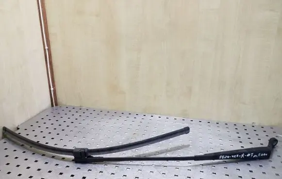 Peugeot 407 Front wiper blade arm