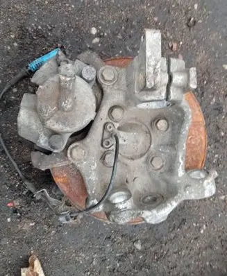BMW 5 E39 Front wheel hub spindle knuckle 0000