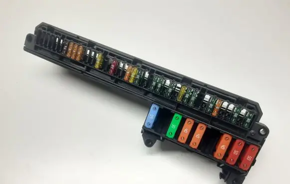 BMW 5 E60 E61 Fuse module 25713290