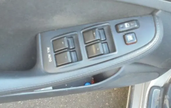 Toyota Avensis Verso Electric window control switch