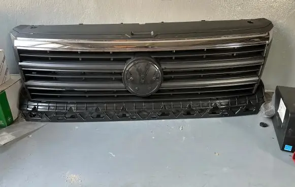 Volkswagen Crafter Front bumper upper radiator grill 7C0853653J