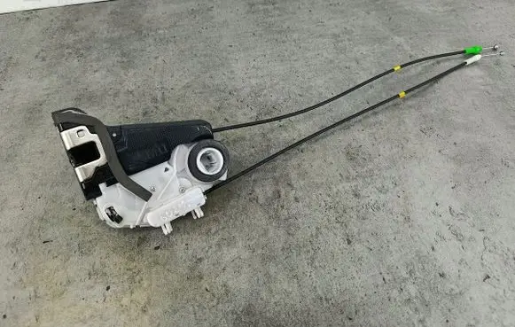 Toyota Yaris Rear door lock U2014120