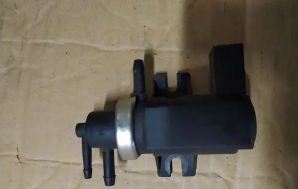Volkswagen Bora Vacuum valve 1J0906627