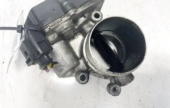Volkswagen Tiguan Throttle valve 03l128063 a2c89076000
