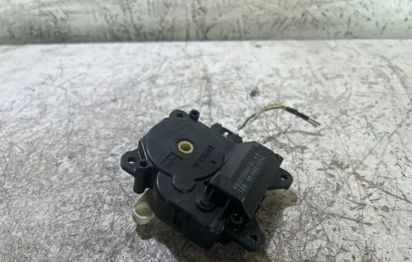 Mazda 3 I Air flap motor/actuator 8610000990 HB601BN8V01