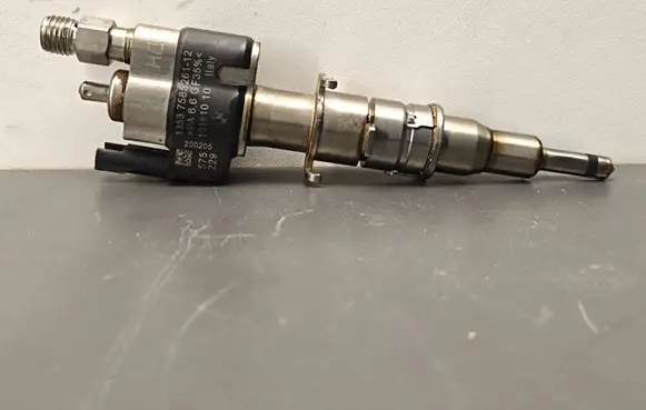 BMW 5 F10 F11 Fuel injector 7585261 10181010 PA66GF359