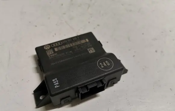 Audi A5 8T 8F Gateway control module 8R0907468F