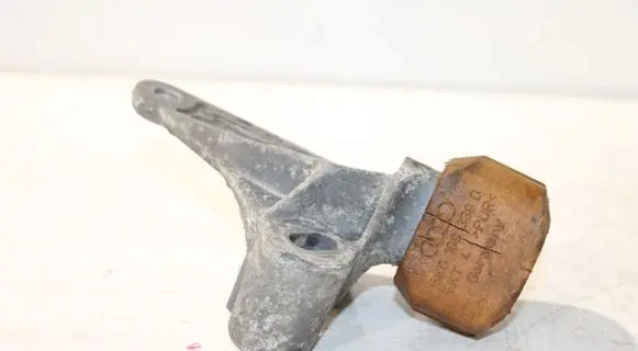 Engine mount bracket
