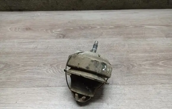 Volvo V70 Engine mount bracket 13540