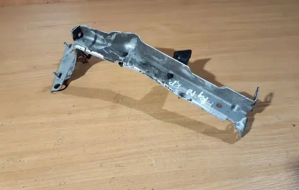 Audi A4 S4 B8 8K Fender mounting bracket 8K0821135C