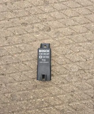Volvo V70 Glow plug pre-heat relay 0281003037