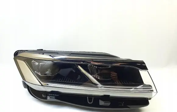 Volkswagen Touareg III Headlight/headlamp 761941036