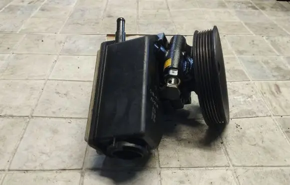 Opel Vectra B Power steering pump 90495957