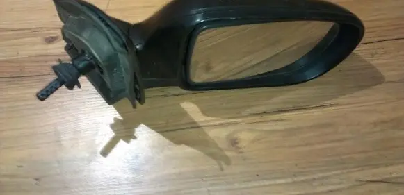 Mazda 323 Front door electric wing mirror e11011164