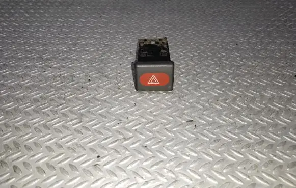 Land Rover Discovery Hazard light switch YUG102372