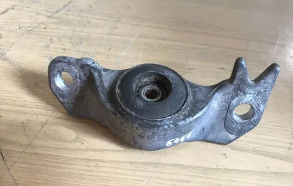 Opel Astra J Front shock absorber mounting bracket 