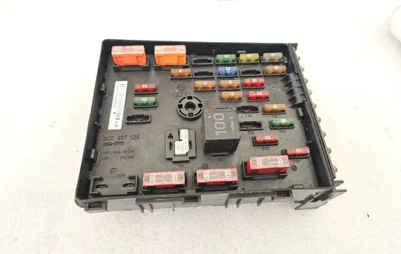Volkswagen PASSAT B6 Fuse module 3C0937125 63592777