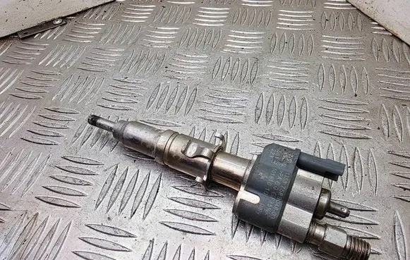BMW 1 E81 E87 Fuel injector 7589048 13537589048