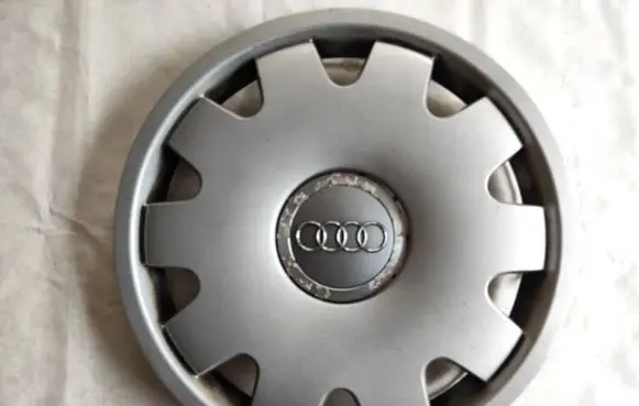 Audi A6 S6 C5 4B R16 wheel hub/cap/trim 4B0601147C PA66M15