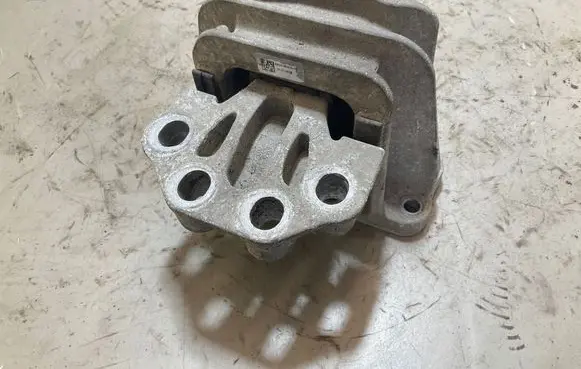 Engine mount bracket
