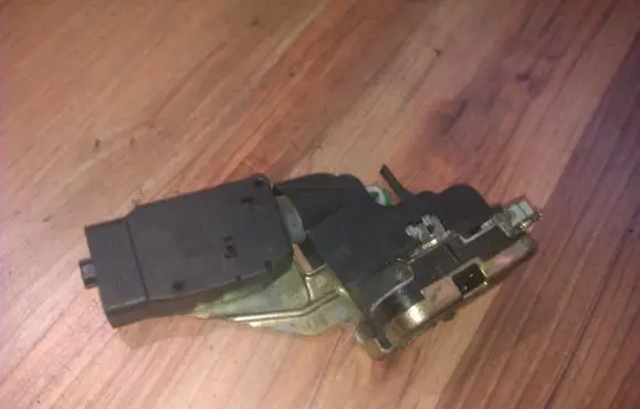 Mitsubishi Carisma Front door lock
