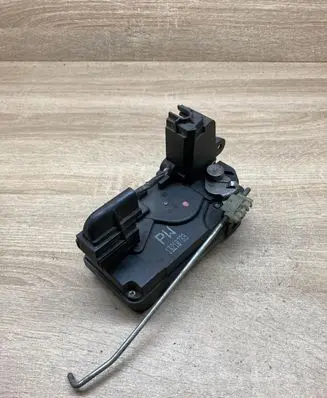Opel Astra H Rear door lock 13210739