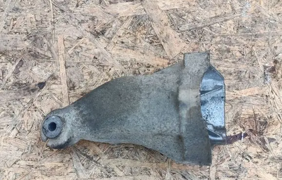Engine mounting bracket