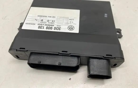 Volkswagen Touareg I Keyless (KESSY) go control unit/module 3D0909139