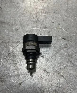 BMW 5 E60 E61 Fuel pressure regulator 0281002481