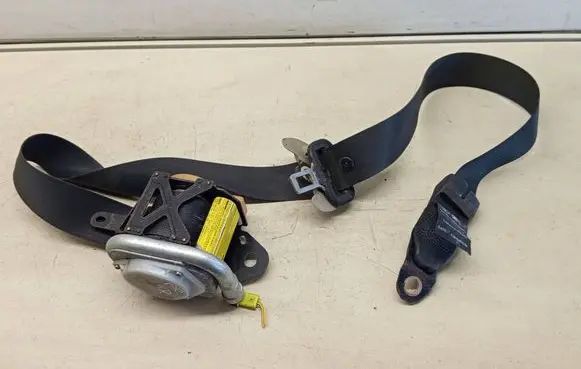 Toyota Avensis T250 Front seatbelt 7322005051 190506