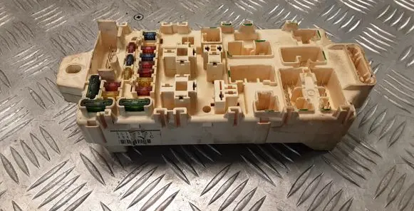 Mitsubishi Pajero Fuse module 0L110151