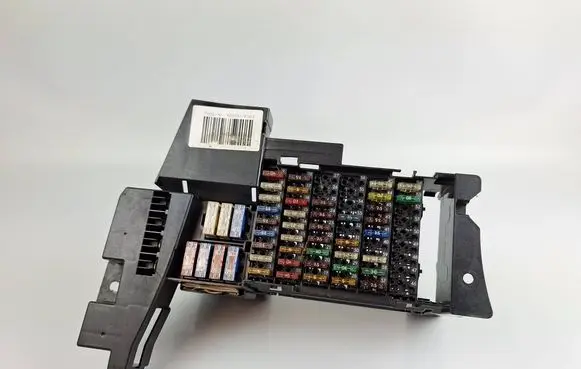 Mercedes-Benz B W245 Fuse module A1695451740