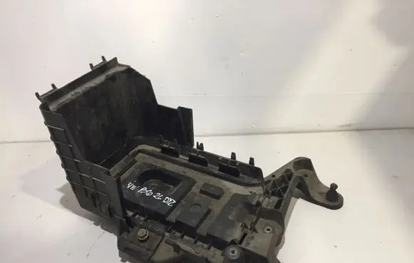 Volkswagen PASSAT B6 Battery tray 1K0915333C