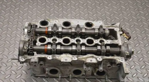 Land Rover Discovery 4 - LR4 Engine head PM9X2Q6090DA