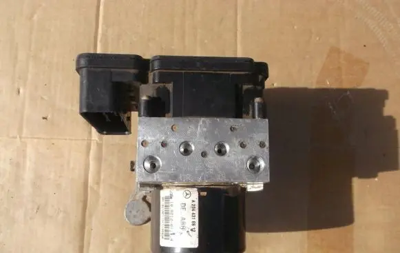 Mercedes-Benz C W204 ABS Pump A1729014100
