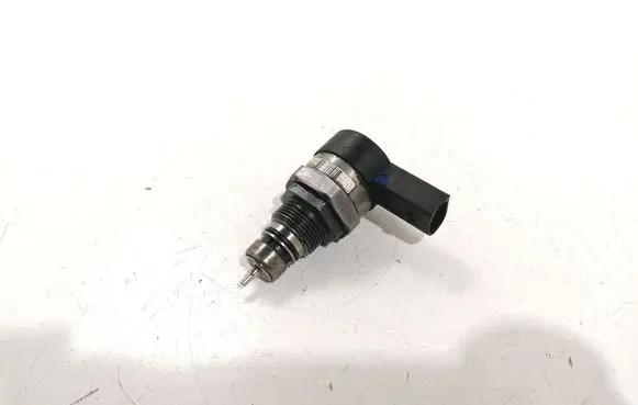 BMW 5 E60 E61 Fuel pressure regulator 0281002738