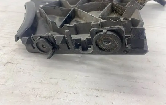 Audi Q7 4L Front bumper mounting bracket 4L0807284