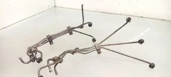 Fuel injector supply line/pipe