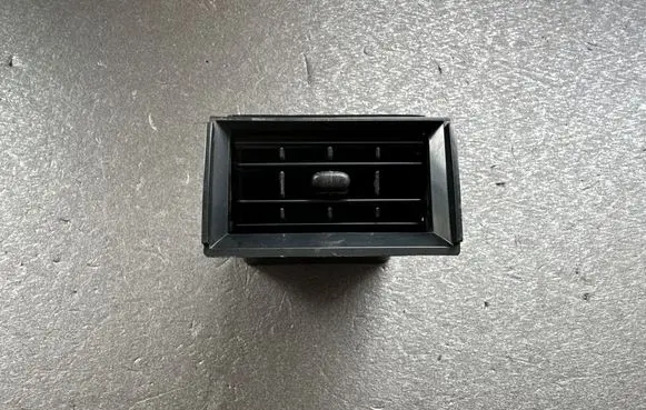 Nissan Patrol 160 Dash center air vent grill 68750C8260