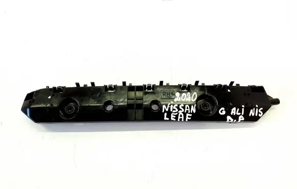 Rear bumper mounting bracket