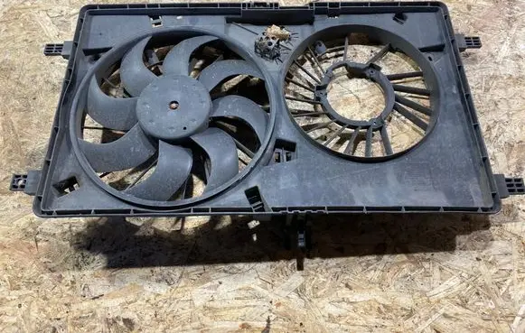 Renault Master III Radiator cooling fan shroud 214811562R