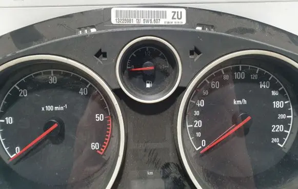 Opel Zafira B Speedometer (instrument cluster) 13225981