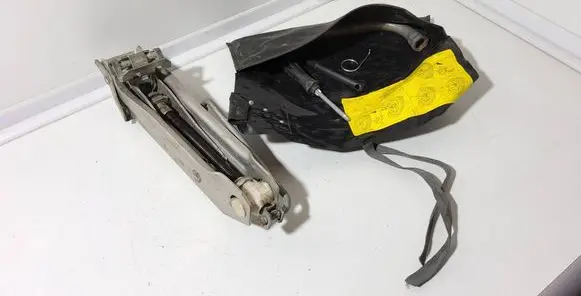 Skoda Superb B5 (3U) Tool set 8L0011031A 893010026E