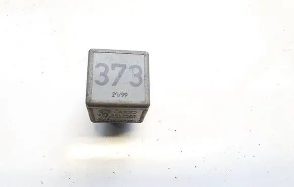 Volkswagen PASSAT B5.5 Other relay 8D0951253A V23154-B52-X301