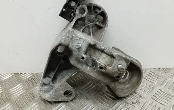 Audi A4 S4 B6 8E 8H Engine mounting bracket 8E0199352D