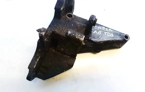 Opel Omega B1 Engine mounting bracket 2245747 35712A4