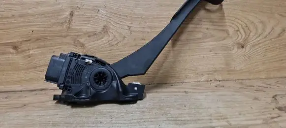 Volvo V70 Accelerator throttle pedal 30715175