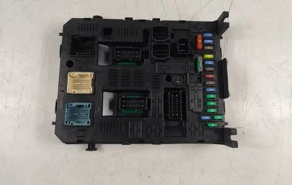 Peugeot 3008 I Fuse module 9666895380