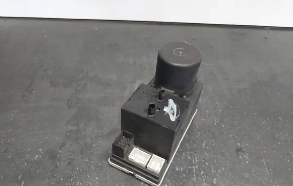 Audi A4 S4 B5 8D Central locking vacuum pump 8L0862257D